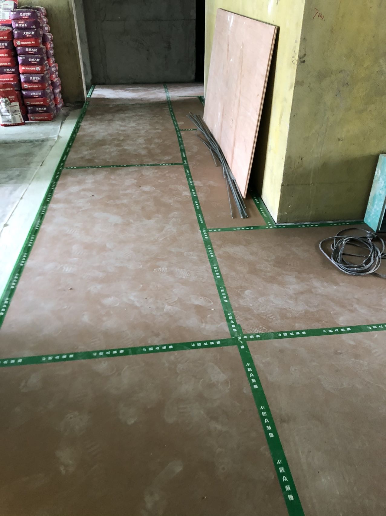 1,地面地砖铺贴完成部分及时覆盖成品保护,刚贴地面需提醒其他施工