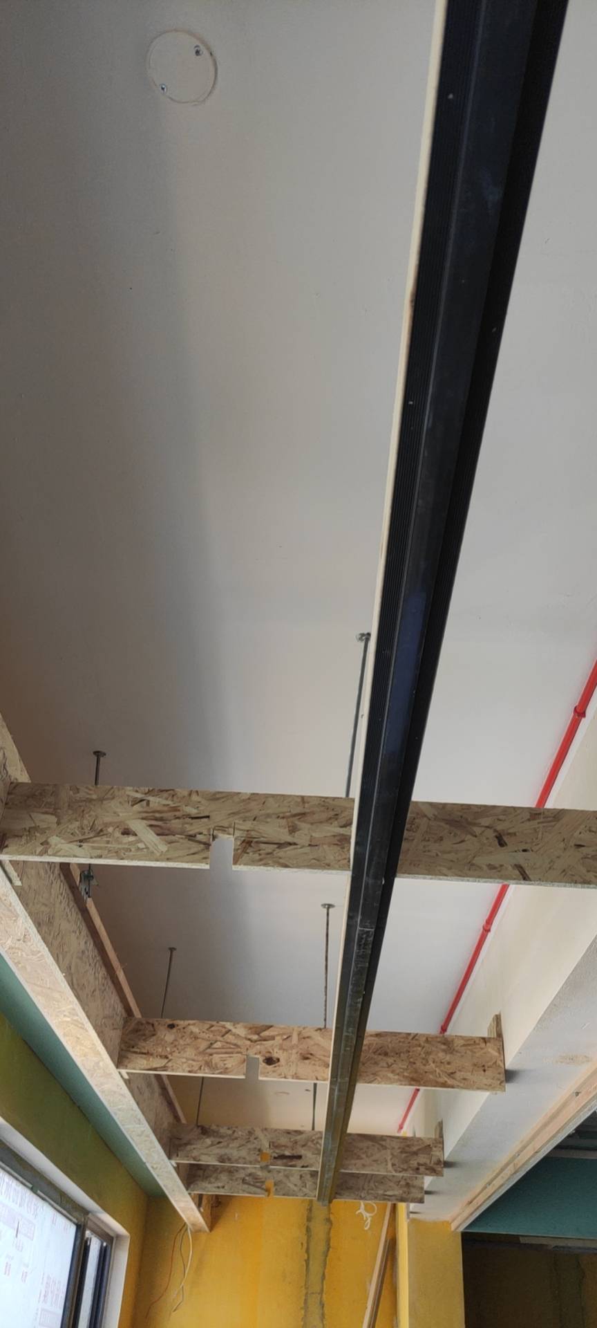 2,转角处需设置整板(t型或l型),板与板伸缩缝应大小均匀,宽度2mm左右